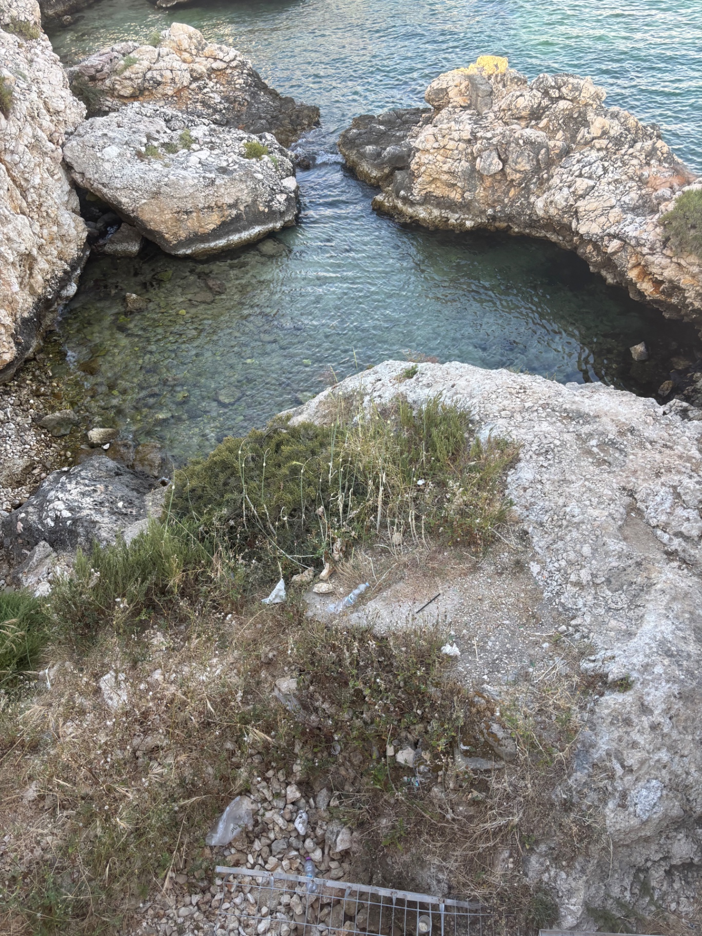Eau s'écoulant entre les rochers, côte des Pouilles
